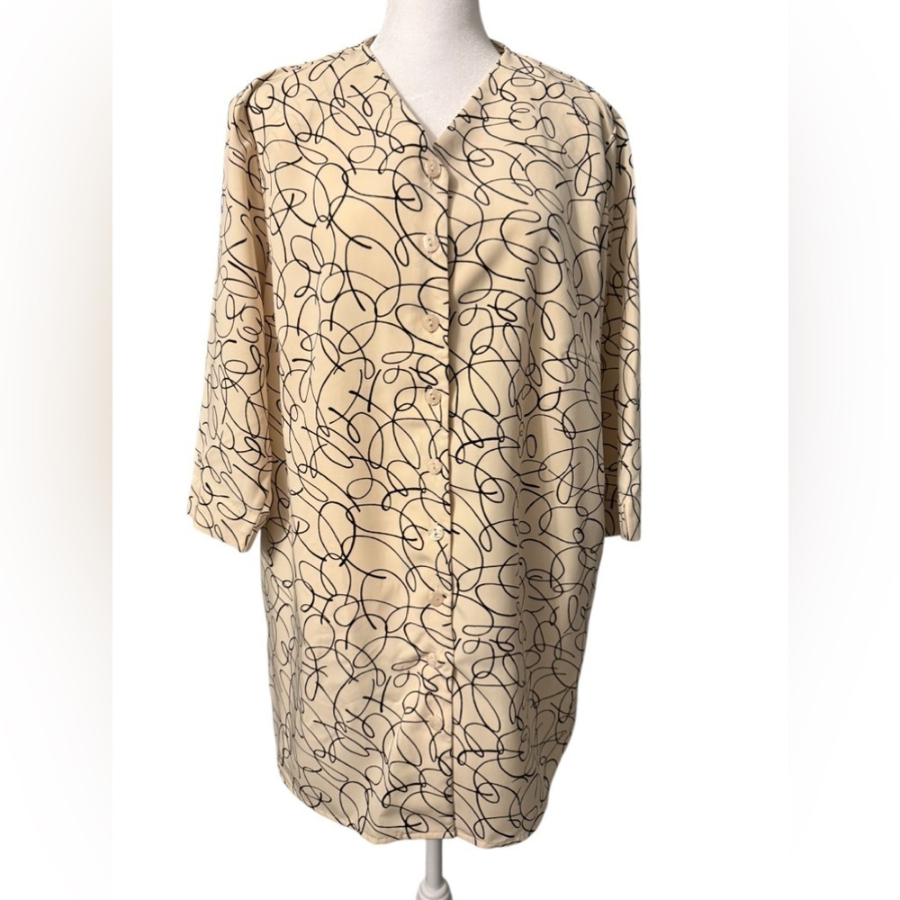 Button down blouse with squiggles in cream with black squiggles EUC Women’s 16W
